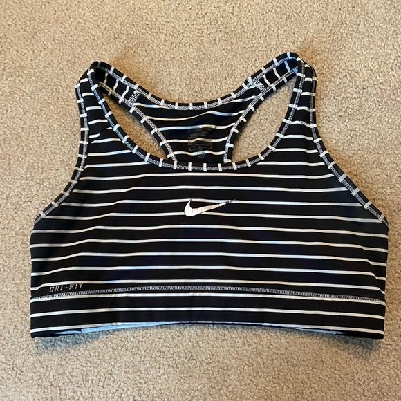 Nike sports bra - Picture 1 of 3